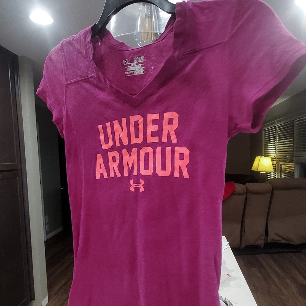 Moving sale plus 30% off bundles Under Armour fitted heat gear shirt size Xs